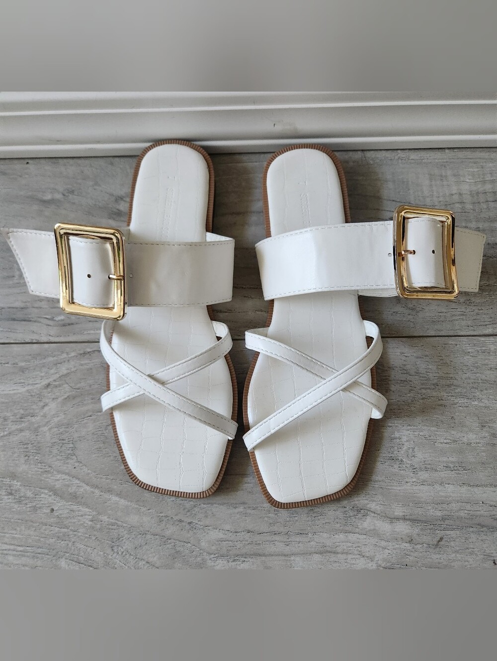 NWOT White Buckle Slide Sandals with Crisscross Straps Sz 7